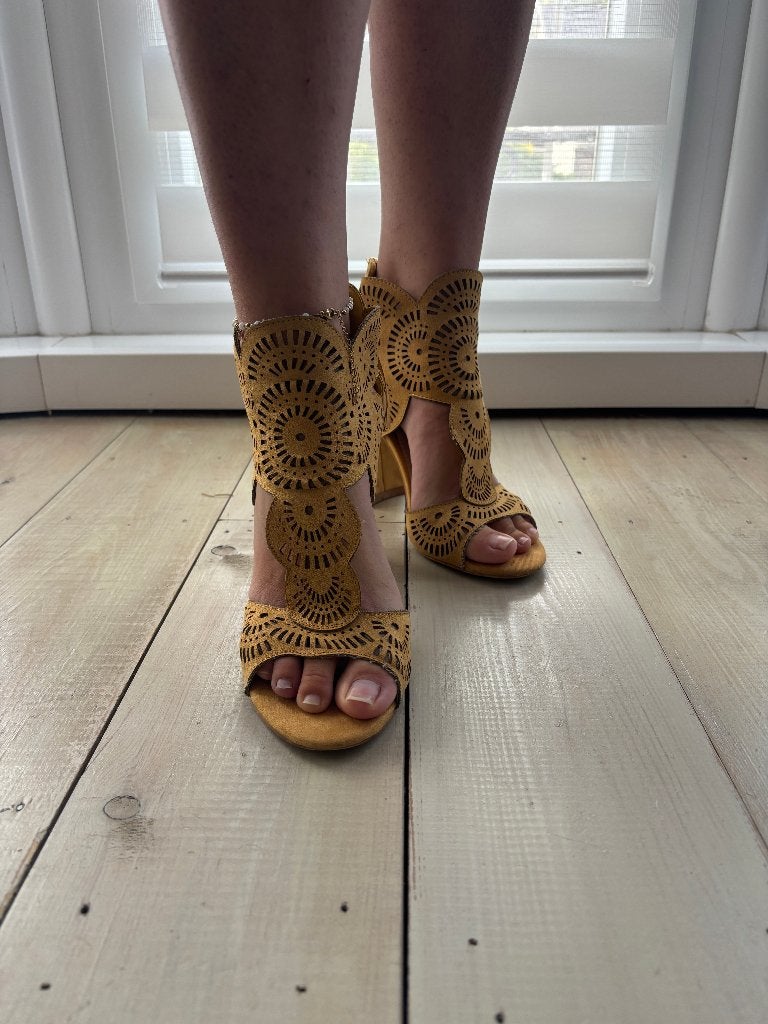 Chaussures - Escarpins en nubuck jaune, Escarpins, Porté, Bellucci, Jaune