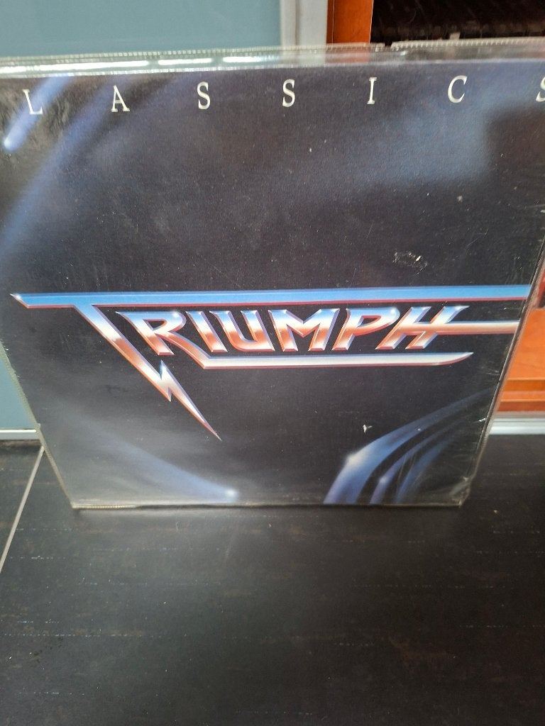 lp - triumph - classics - bak 4, Cd's en Dvd's, LP, Zo goed als nieuw, Hardrock, 12 inch