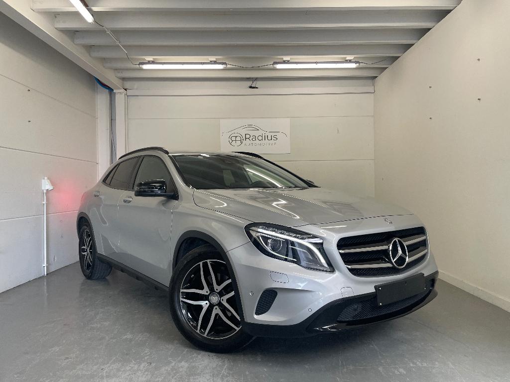 Mercedes-Benz - GLA180 - Benzine - Automaat, Auto's, 4 cilinders, Leder en Stof, 1595 cc, Bedrijf