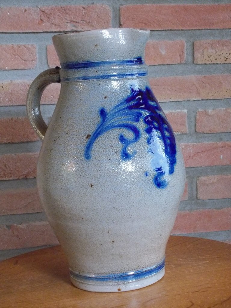 Oude blauw-grijze kruik in aardewerk, Ophalen