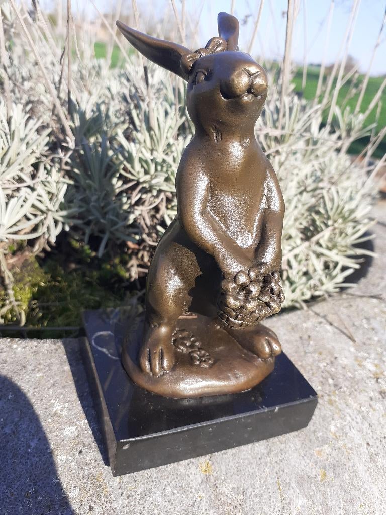 KONIJN MET EEN BRONZEN BLOEMENMAND GESIGNEERD MILO, Ophalen of Verzenden, Brons