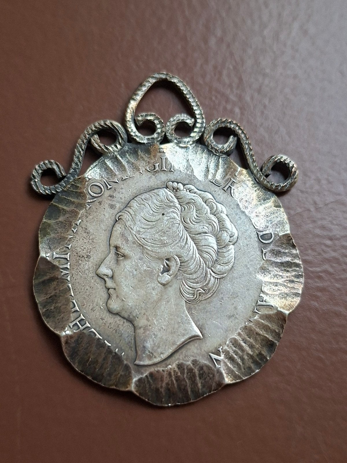 zilveren hanger geslagen uit wilhelmina 2 1/2 Gulden., Handtassen en Accessoires, Ophalen of Verzenden, Zilver, Zilver