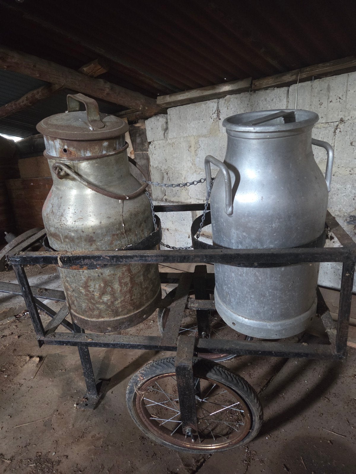 Melkkar met jerrycan, Ophalen