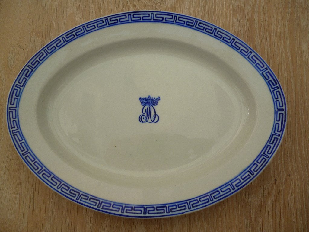plat porcelaine de tournai monogramme a la grec couronne, Ophalen of Verzenden