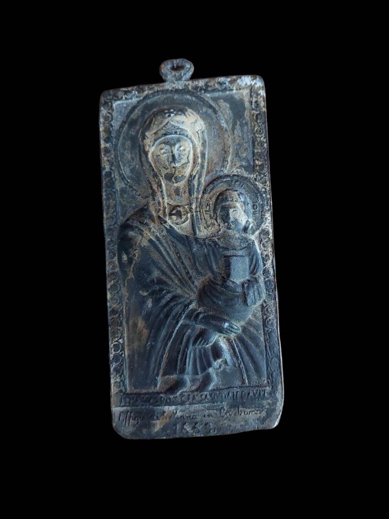 Vierge à l'enfant. Plaque en plomb datant de 1662., Enlèvement