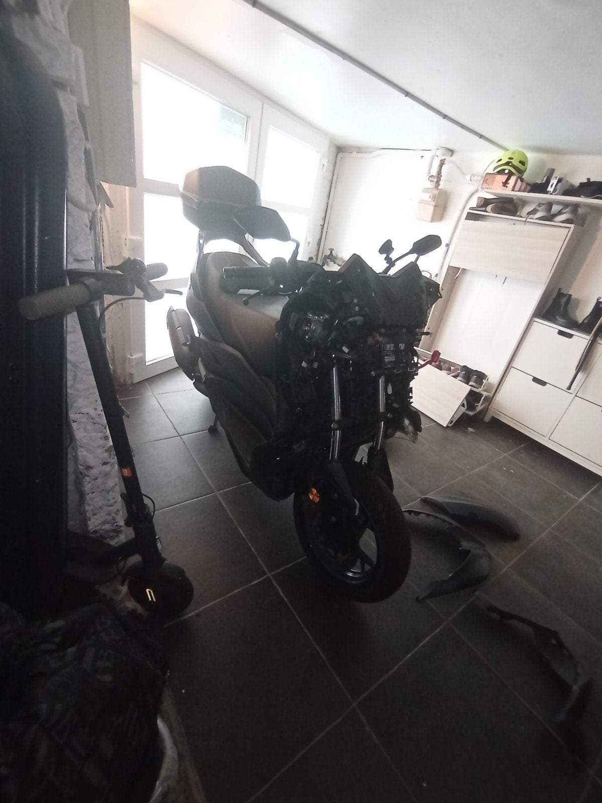 Yamaha xmax 125cc 2023 accidenté 2000€ légèrement négociable, Motos, Particulier, Scooter