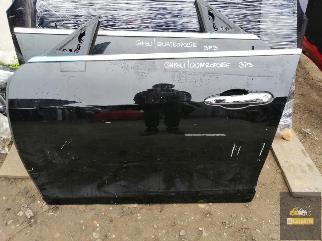 Liens Maserati Ghibli Quatroporte Voordeur, Viale Ciro Menotti 322
41121  Modena, IT, Maserati, Maserati S.p.A., Utilisé