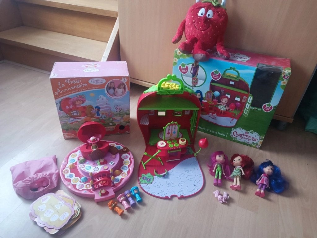 Maison charlotte aux fraises + personnages + jeu de société, Enfants & Bébés, Enlèvement, Utilisé