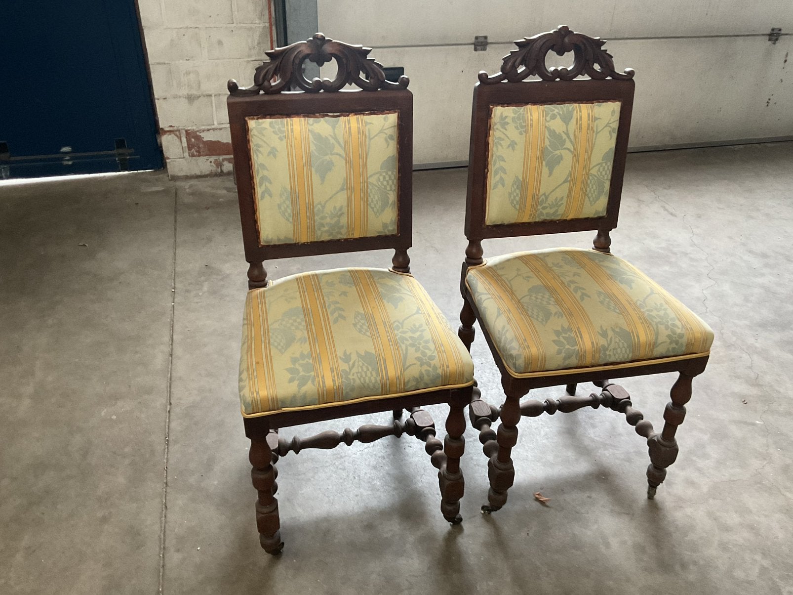 2 antieke stoelen, Ophalen