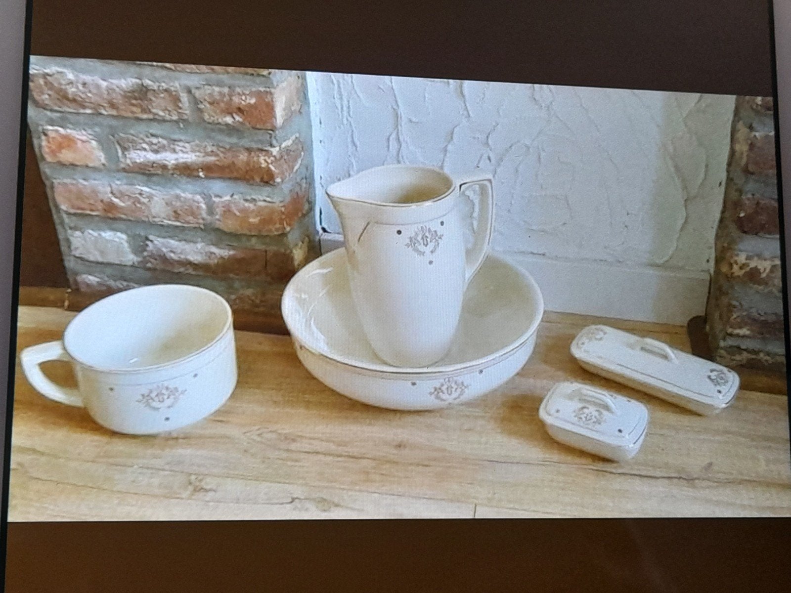 Vintage - Très belle ancienne garniture de lavabo écru/doré, Enlèvement ou Envoi