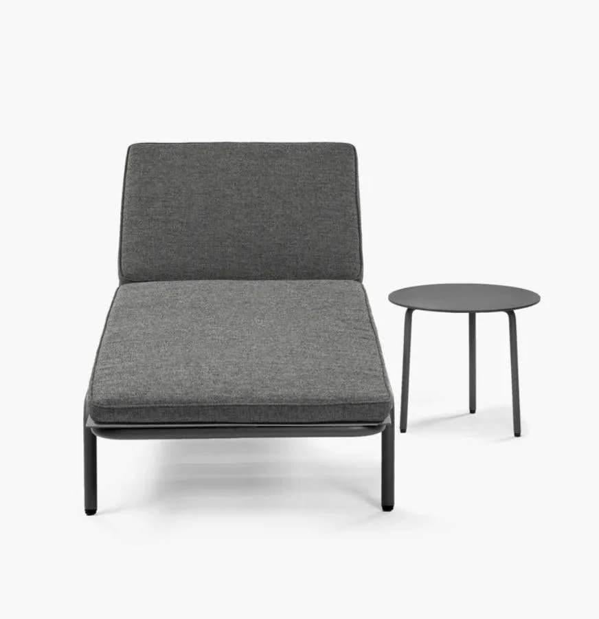 Ligstoel SERAX aluminium zwarte augustus collectie + kussen, Tuin en Terras, Ligbedden, Ophalen, Gebruikt, Aluminium, Verrijdbaar
