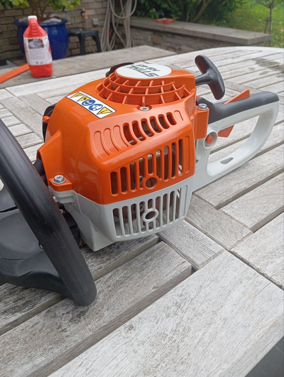 Taille haie Stihl HS45 thermique. Longueur de coupe 60 cm