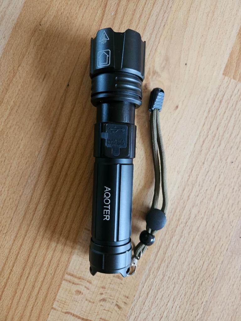 Lampe torche LED rechargeable USB AQOTER – très puissante, Enlèvement ou Envoi, Neuf, Batterie