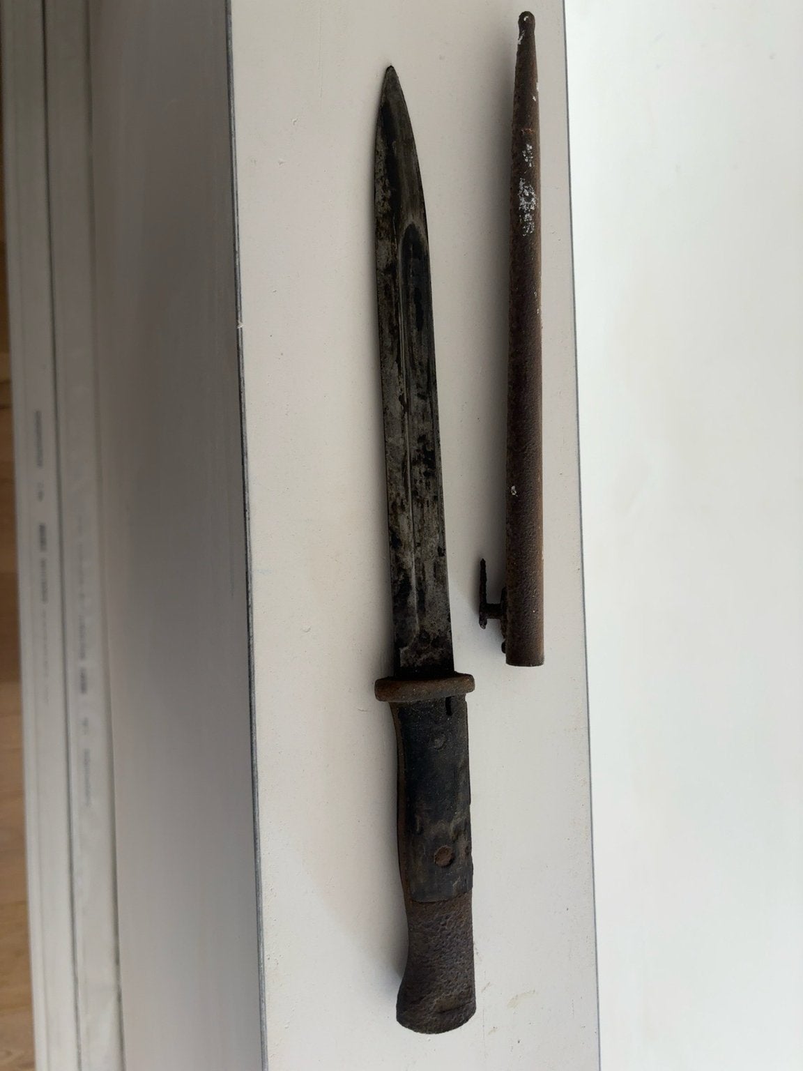 Antieke militaire bajonet met schede, Ophalen