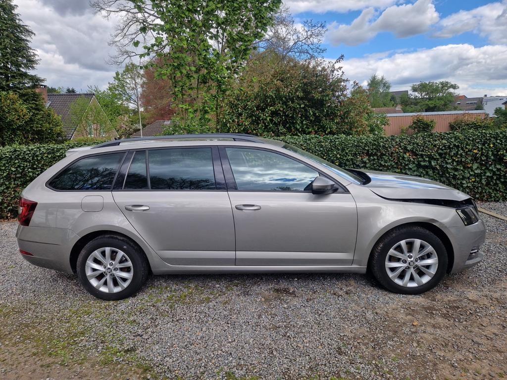 Skoda Octavia 1.0 essence BJ 2019 75000km avec dommages, Autos, Skoda, Argent ou Gris, Achat, Euro 6, Entreprise