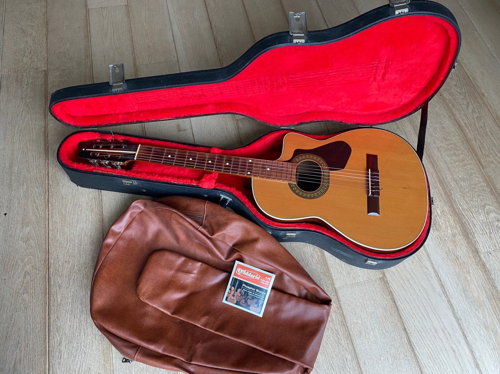 Original Zolá acoustic guitare Cochabamba Bolivia with case, Muziek en Instrumenten, Ophalen, Gebruikt, Klassieke of Spaanse gitaar