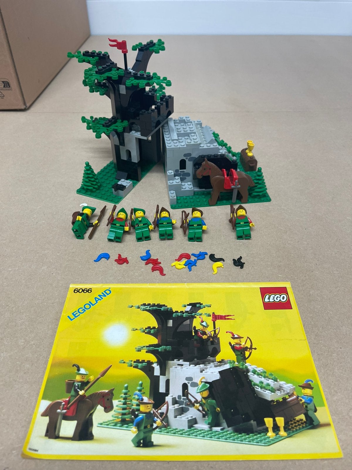 Lego castle 6066 camouflaged outpost, Lego, Ophalen of Verzenden, Zo goed als nieuw, Compleet