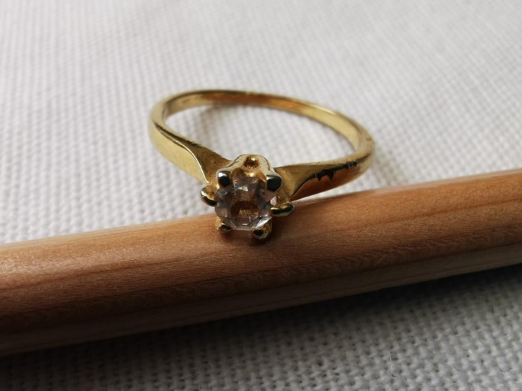 Vintage solitaire ring met strass steen., Ophalen of Verzenden, Goud, Goud, Met strass