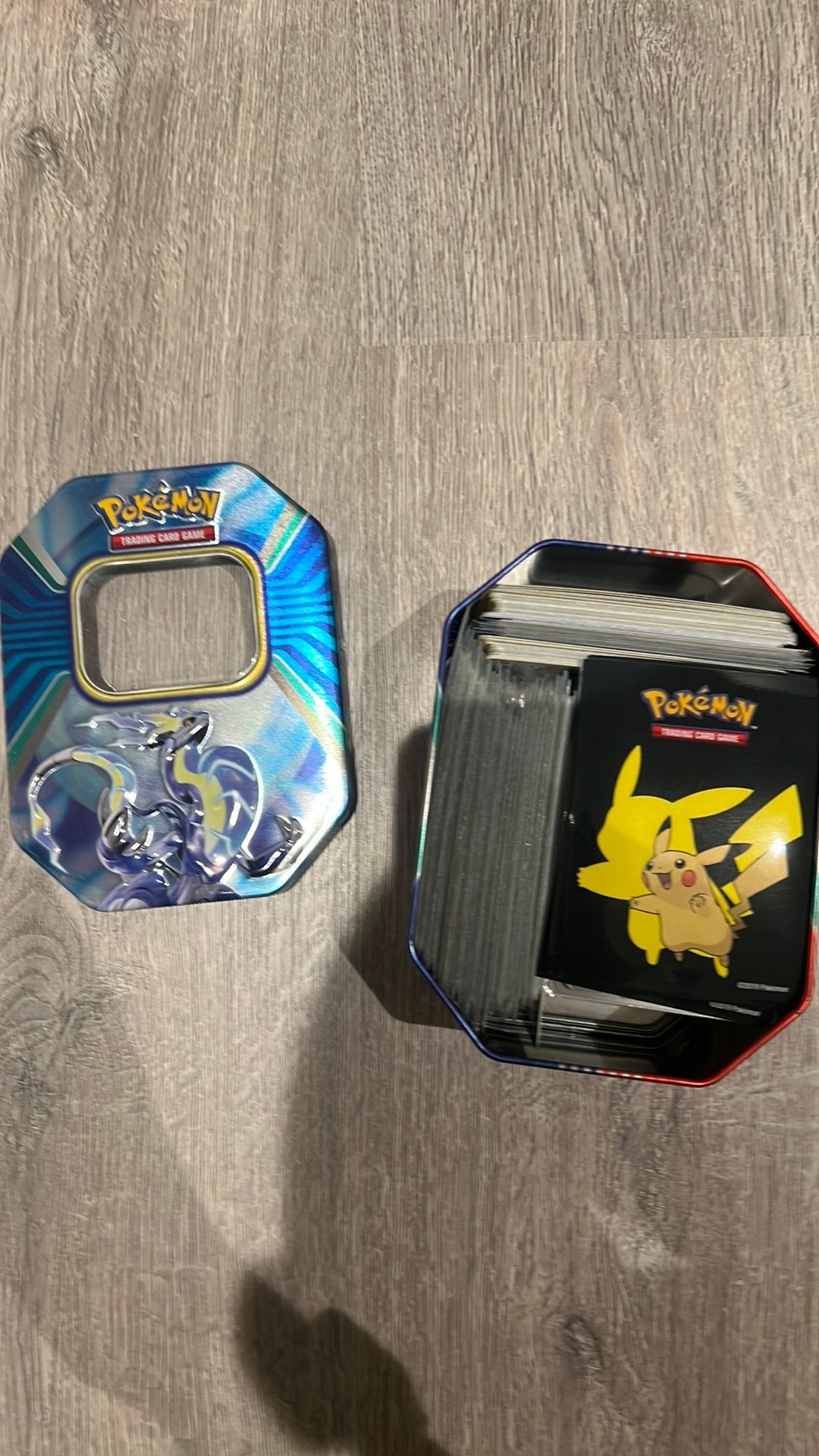 Boîte remplie de cartes Pokémon et pochettes pikachu, Enlèvement, Comme neuf, Autres types