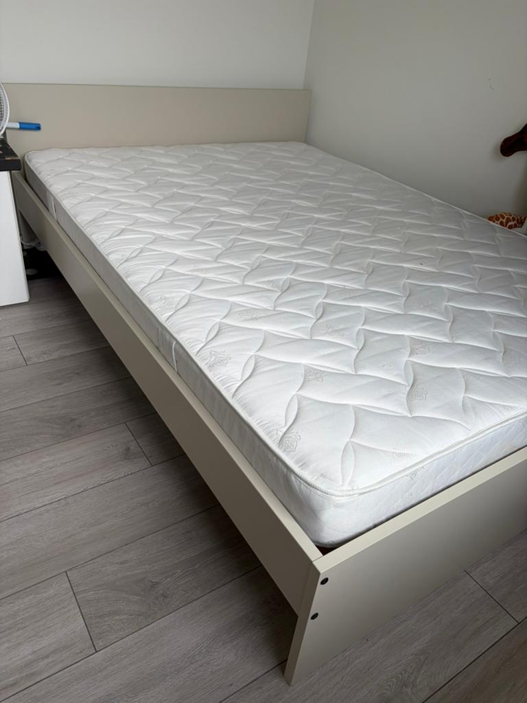 Bed 1m40/200 niks aan zonder matras, Huis en Inrichting, Slaapkamer | Bedden, Ophalen, Zo goed als nieuw