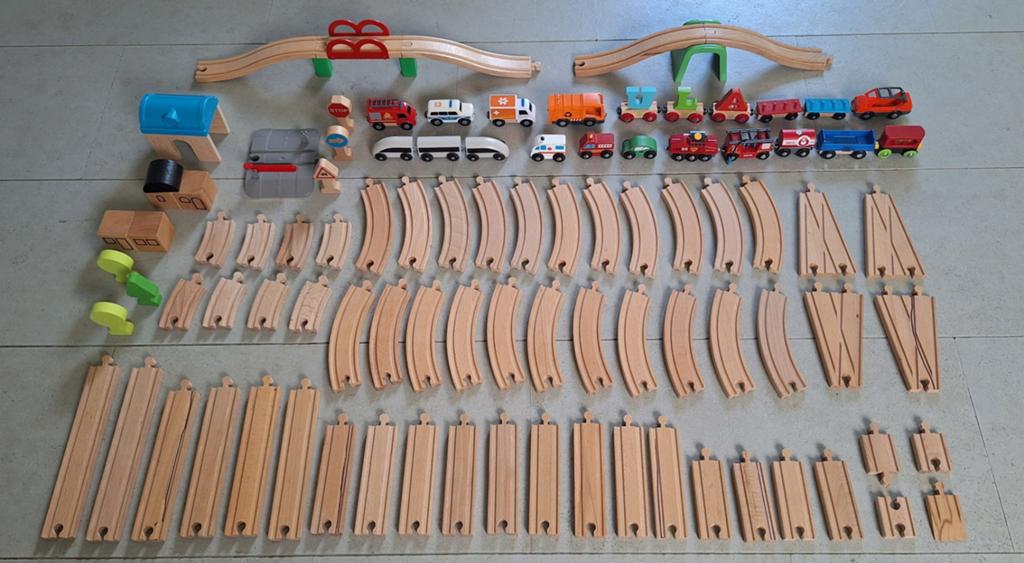 Houten treinsporen met treinen, auto's en ander toebehoren, Kinderen en Baby's, Speelgoed | Houten speelgoed, Ophalen