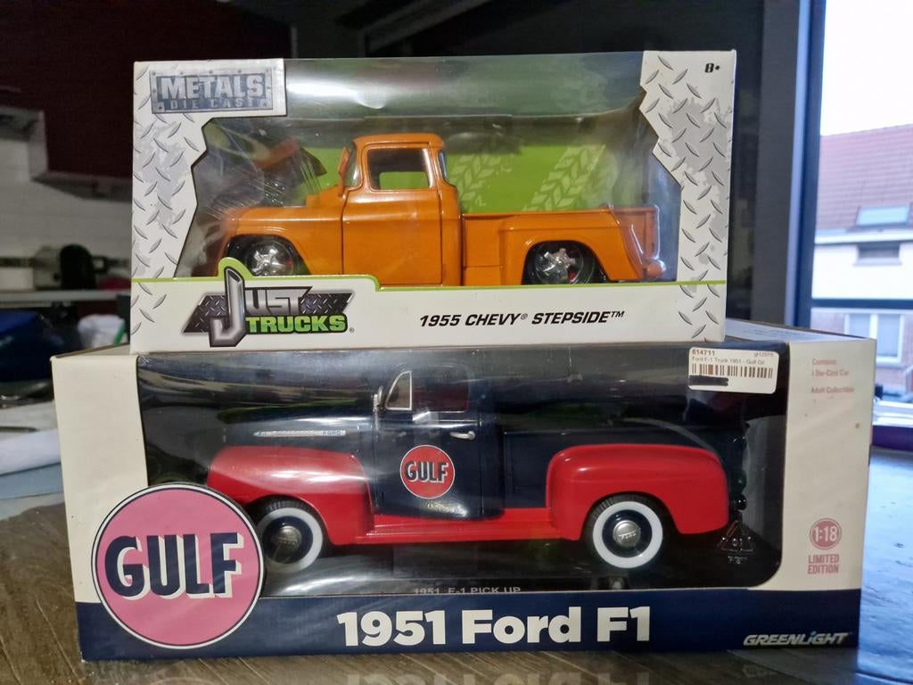 Miniatures ford f1 gulf 1/18 neuve et chevy de 1955 neuve 1/, Enlèvement