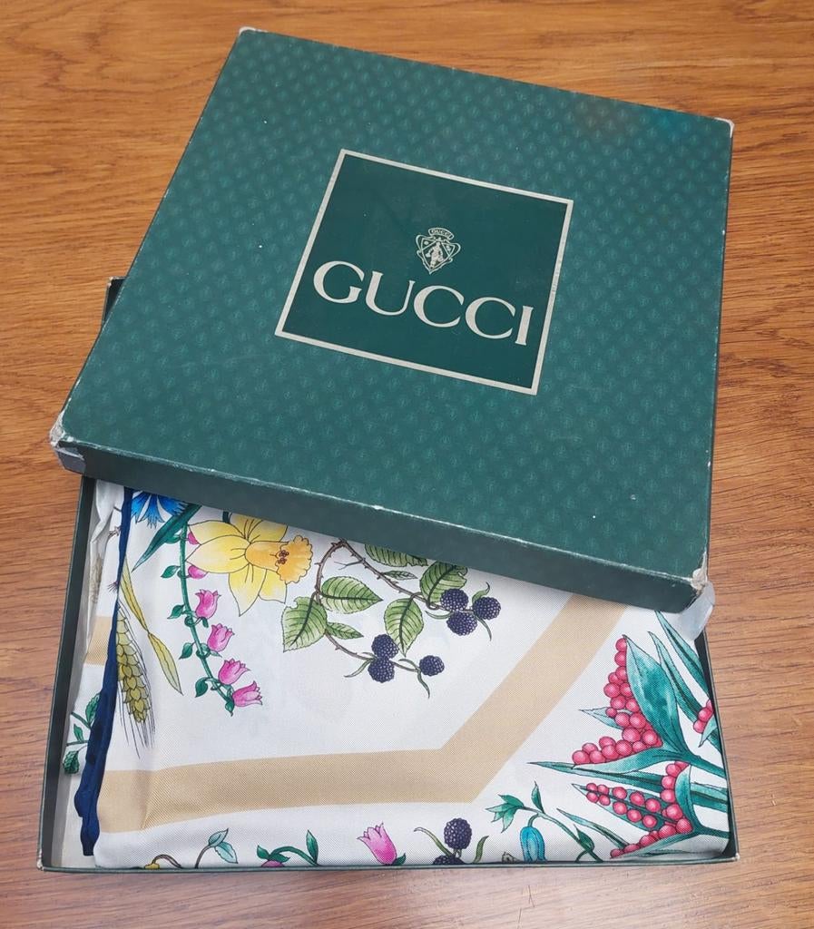 Gucci sjaal, Gucci, Ophalen of Verzenden, Zo goed als nieuw, Sjaal