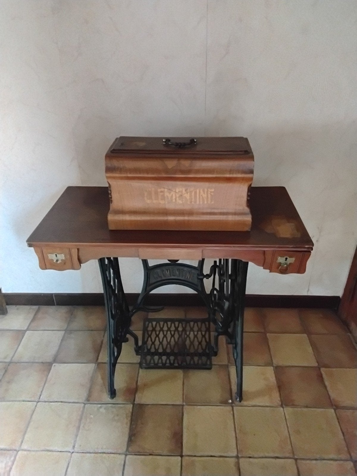 Oude naaimachine clementine, Antiek en Kunst, Antiek | Naaimachines, Ophalen