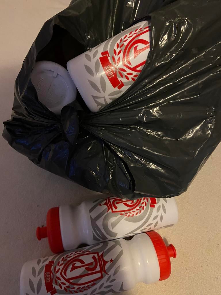Drinkbussen standard de liege, Verzamelen, Sportartikelen en Voetbal, Ophalen of Verzenden, Zo goed als nieuw