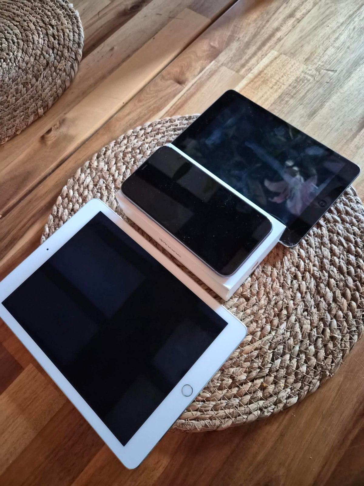 Ipads en iphone volledig uitgelogd, Ophalen, Zo goed als nieuw