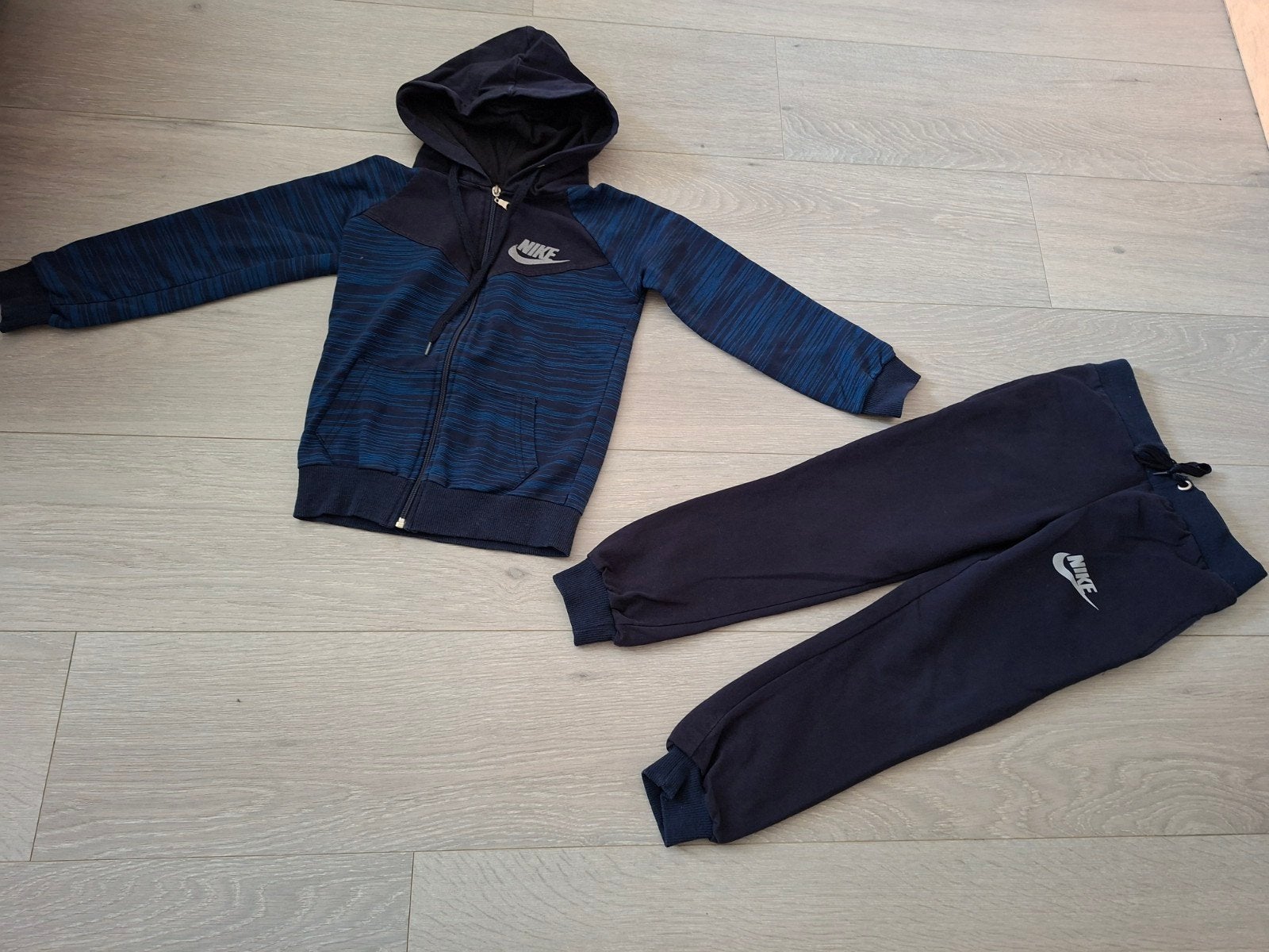 training Nike 122/128, Kinderen en Baby's, Ophalen of Verzenden, Zo goed als nieuw, Jongen, Sport- of Zwemkleding