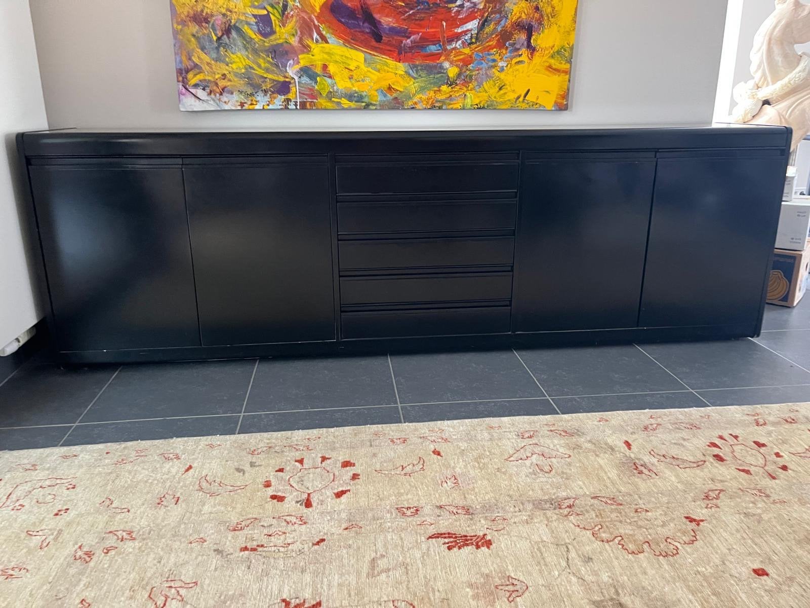 Buffet longère laqué noir à quatre portes 250 X 50 X 78, Maison & Meubles, Enlèvement, Comme neuf