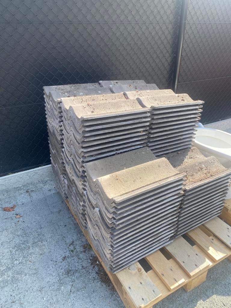 Gratis: Dakpannen beton sneldek +/- 130 stuks, Ophalen, Grijs, Dakpannen