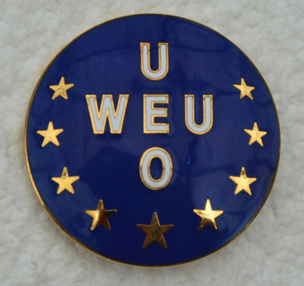 Insigne, cap badge WEU-UEO 1954-2011, West-Europese Unie, Ophalen of Verzenden, Landmacht, Embleem of Badge