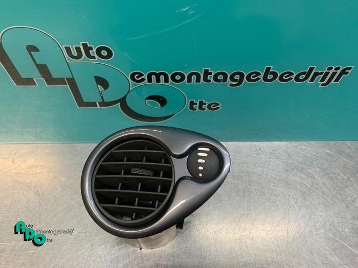 Grille aération tableau de bord d'un Renault Clio (Clio 3 0, Renault, -, 3 mois de garantie, Utilisé