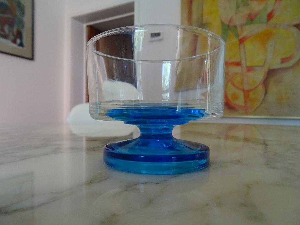 Klein designglas van blauw en helder transparant glas, Ophalen of Verzenden