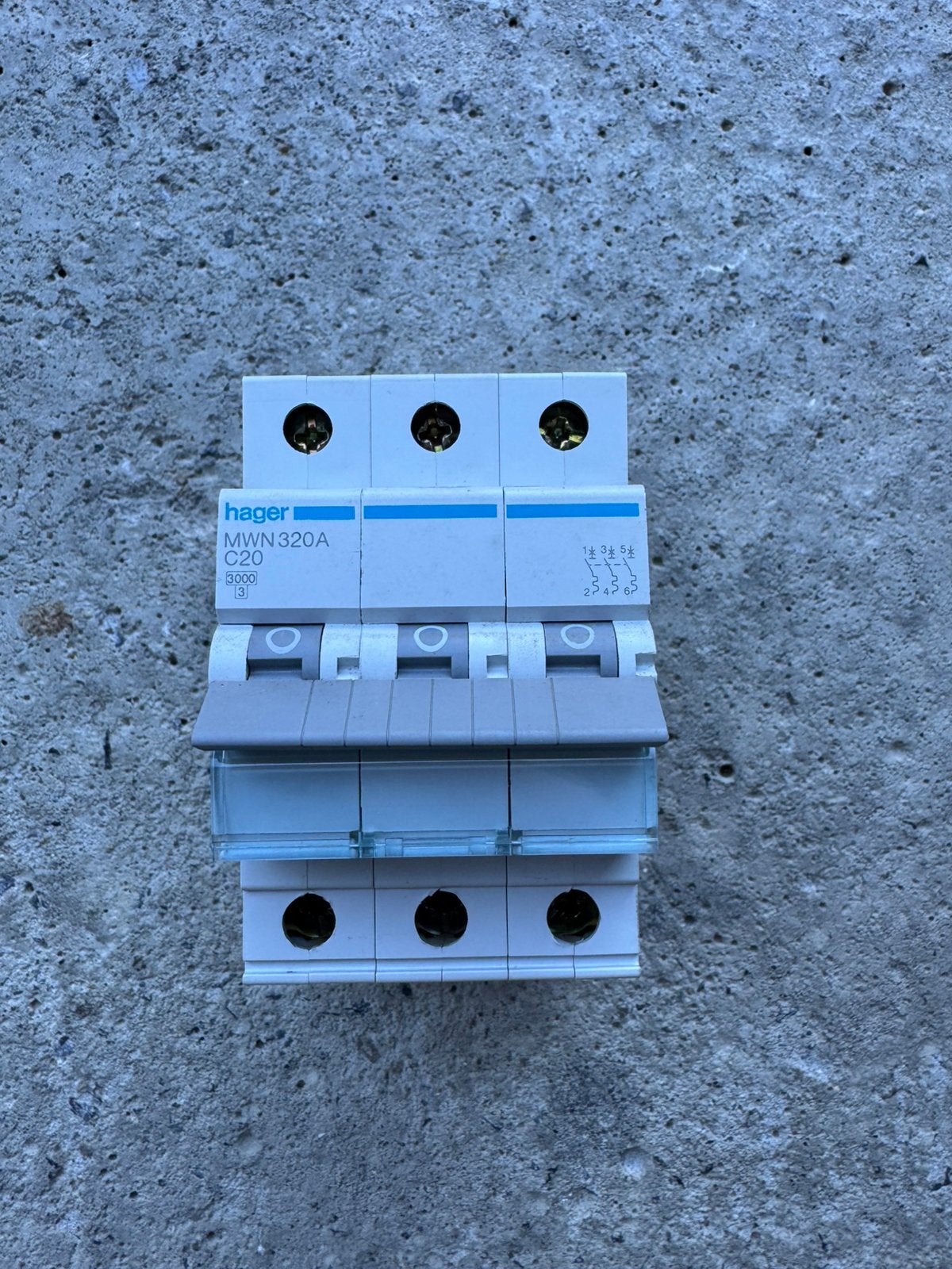Hager MWN320A – Disjoncteur tripolaire 20A – État quasi neuf, Bricolage & Construction, Enlèvement ou Envoi, Comme neuf, Hager