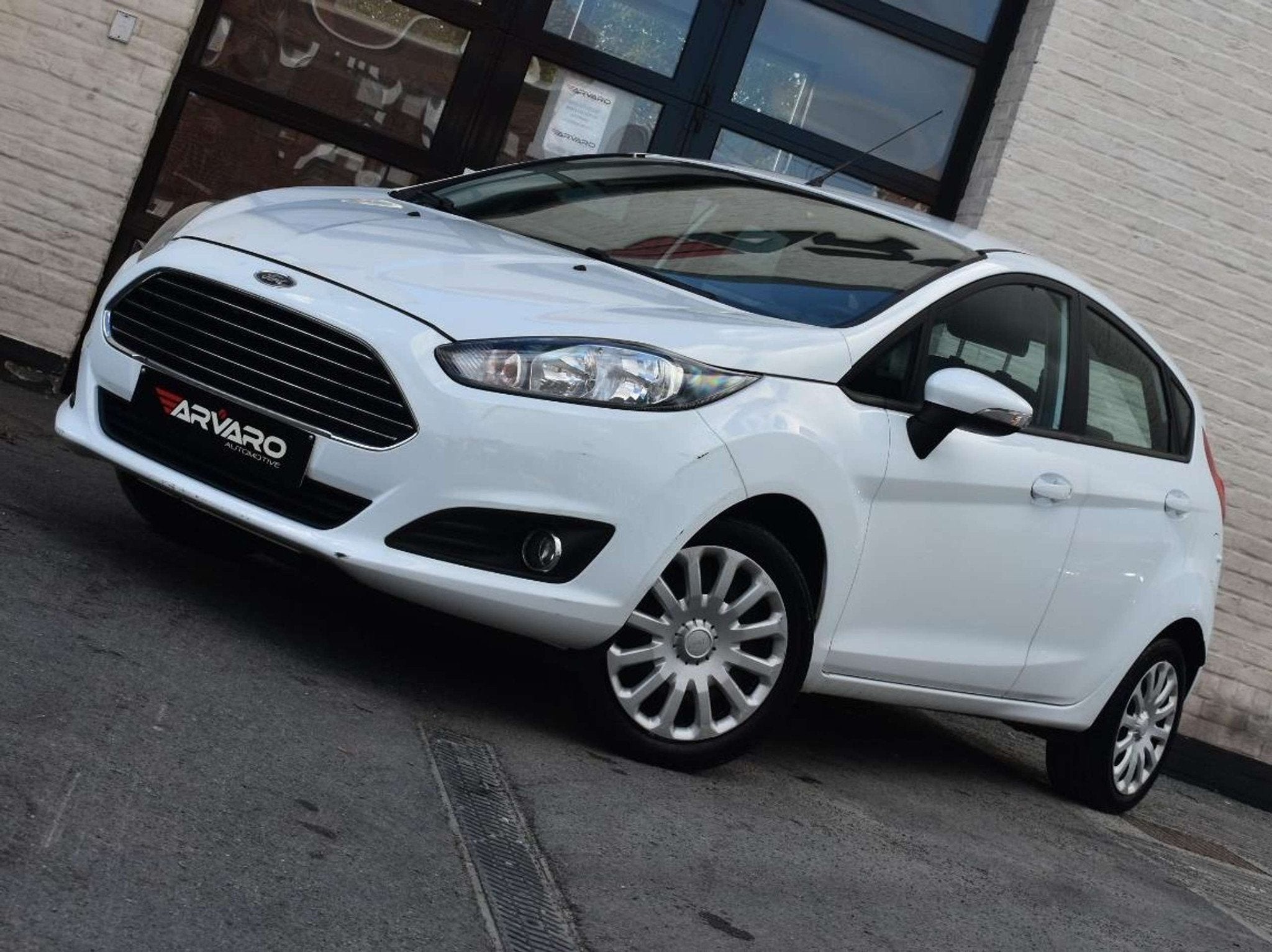 Ford Fiesta 1.25i Facelift Synchro / Airco / Topstaat / Gara, Stof, Gebruikt, 4 cilinders, Wit