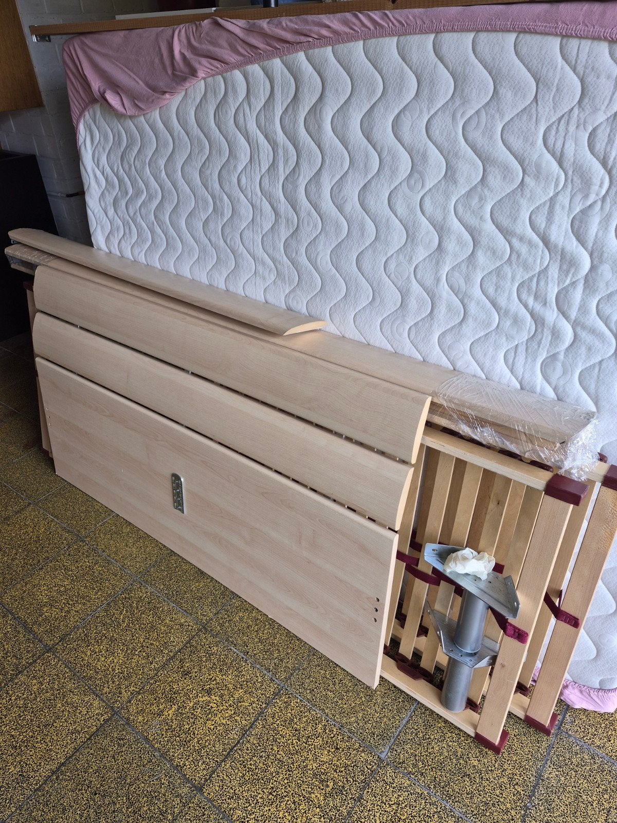 Bed + commode + nachtkastjes, Enlèvement ou Envoi