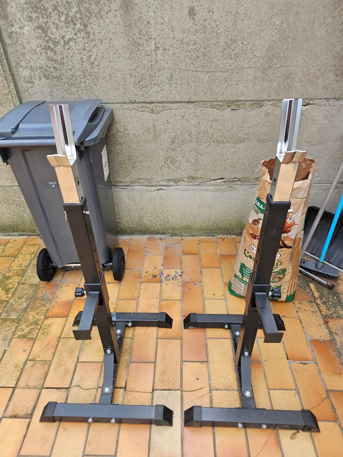 Verstelbare haltersteunen (squat racks)Verstelbare halterste, Ophalen