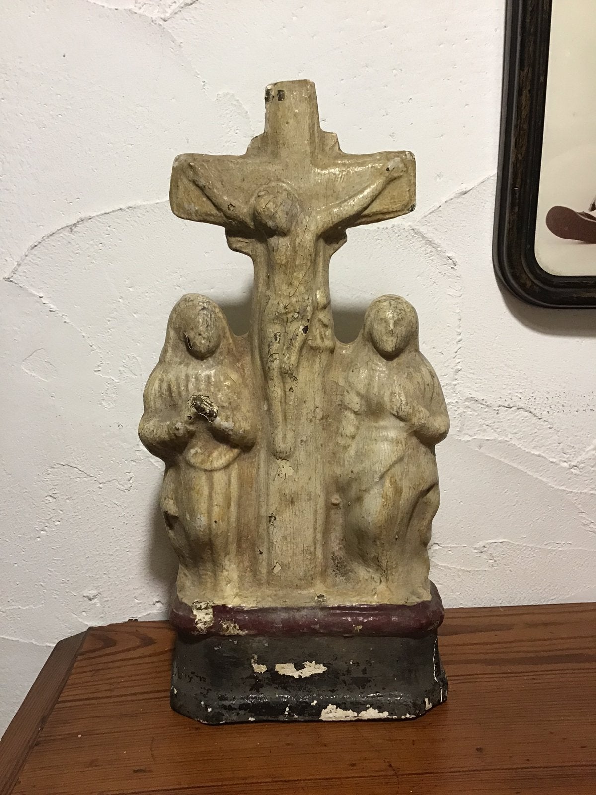 Antiek hol gipsen kruisbeeld met Maria en moeder Magdalena, Ophalen of Verzenden