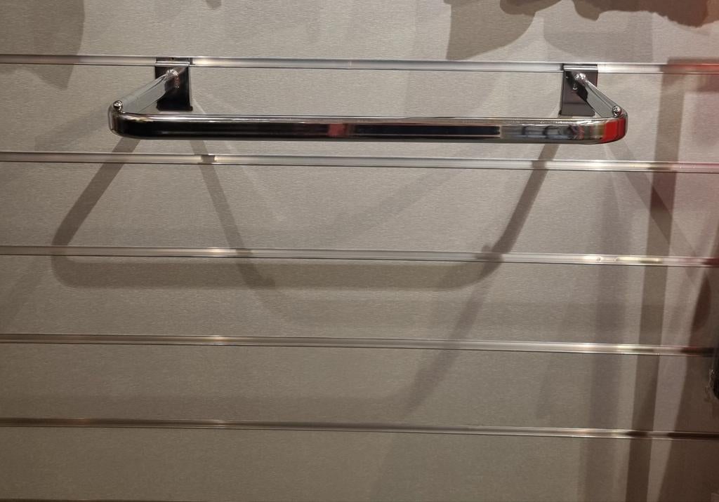 Tringle a vetements pour mur lambrisse, Enlèvement