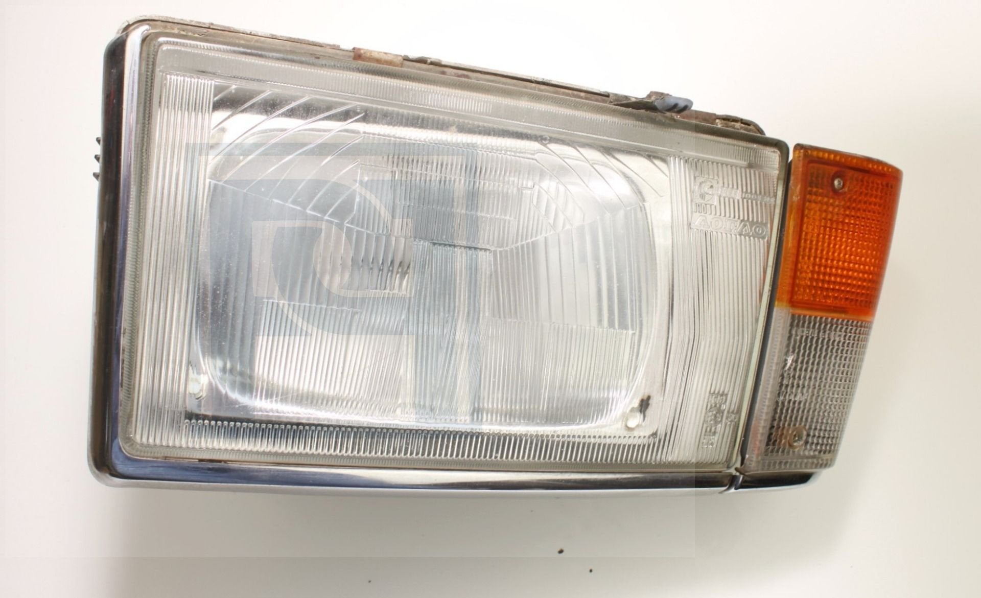 Volvo Headlight for Volvo 240, 245 and 260 Right Side Origin, Enlèvement ou Envoi, Neuf