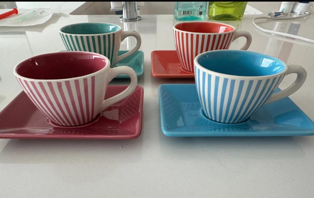 4 tasses et soucoupes à expresso vintage par Yves Rocher, Enlèvement ou Envoi, Comme neuf, Céramique
