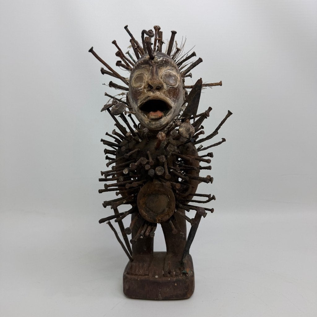 Bakongo ‘Nkisi nkondi’ nail fetish statue, Ophalen of Verzenden, 20 - 50 cm, Hout, Overige stijlen