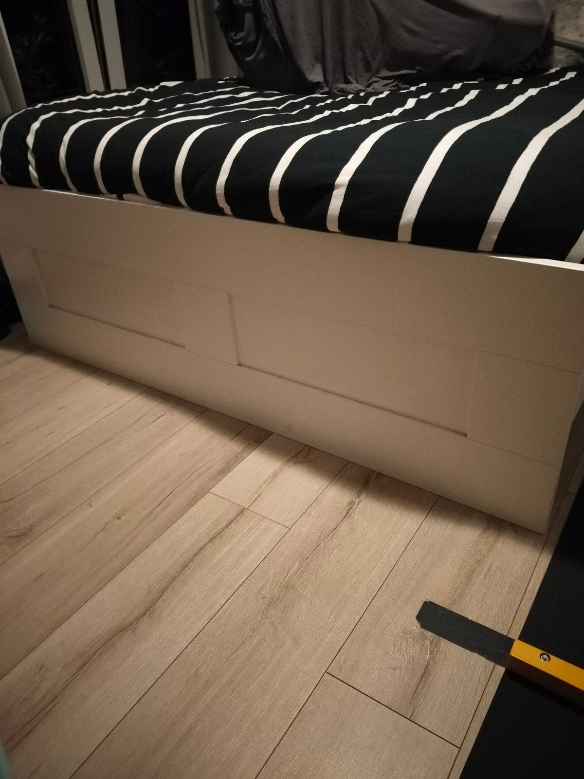 bed met matras-lattebodum en 2 nacht kastjes, Ophalen, Wit