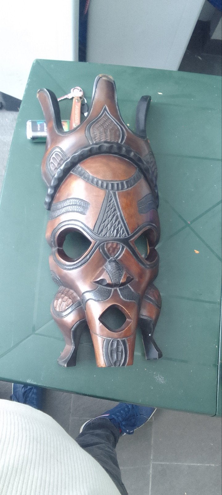 Houten masker in Afrikaanse stijl, Ophalen