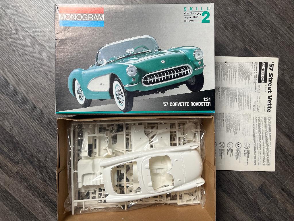 1/24 Monogram (1/25?) Chevrolet Corvette roadster '57, Hobby en Vrije tijd, Modelbouw | Auto's en Voertuigen, Auto, Groter dan 1:32