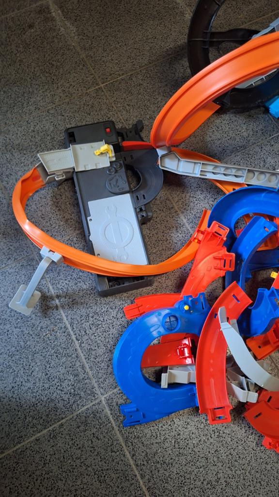 Te koop 2 hotwheels racebanen, Enfants & Bébés, Jouets | Circuits, Autre propulsion, Comme neuf, Enlèvement, Circuit