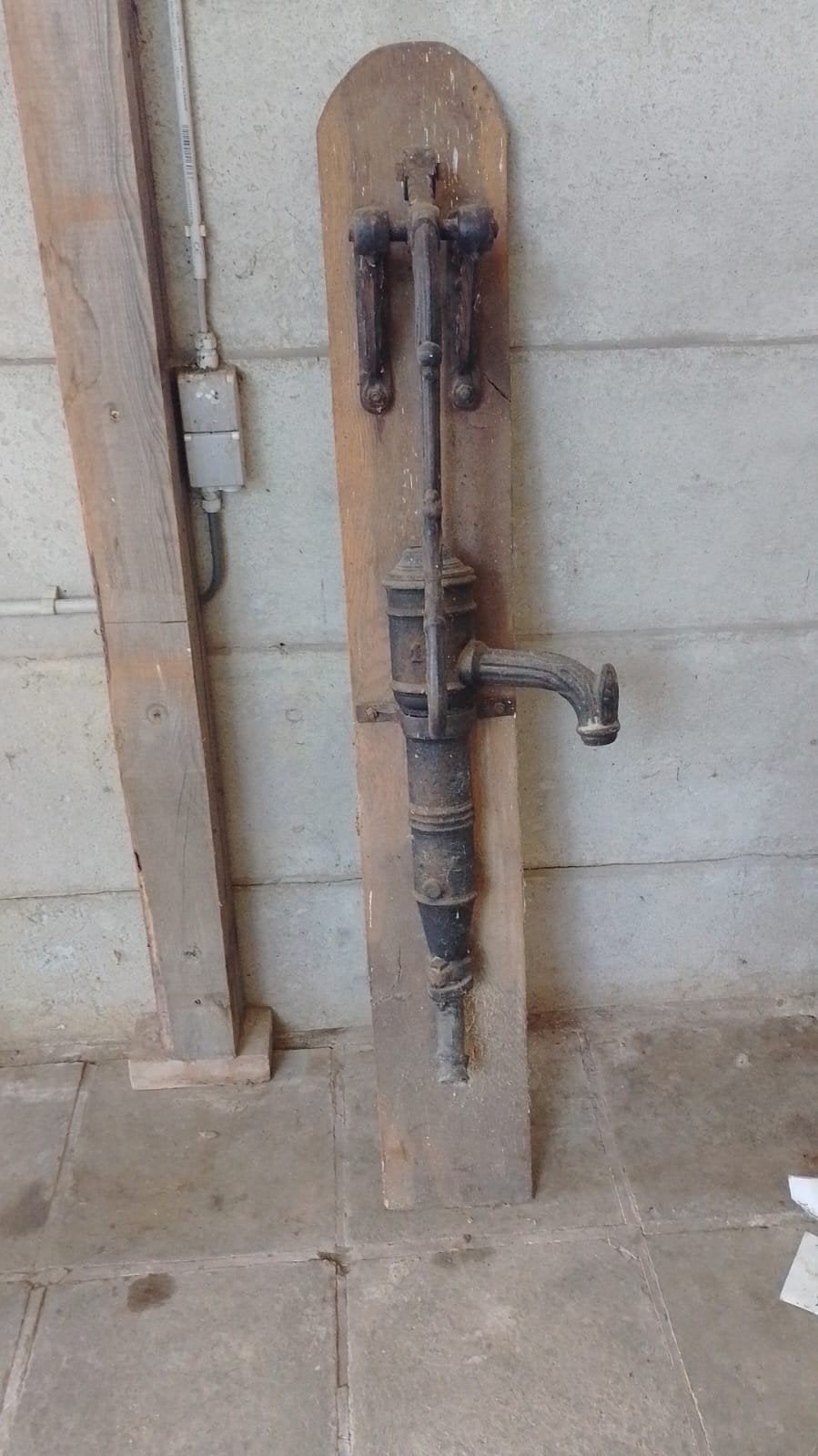 Ancienne pompe à eau manuelle en fonte – vintage / déco, Ophalen